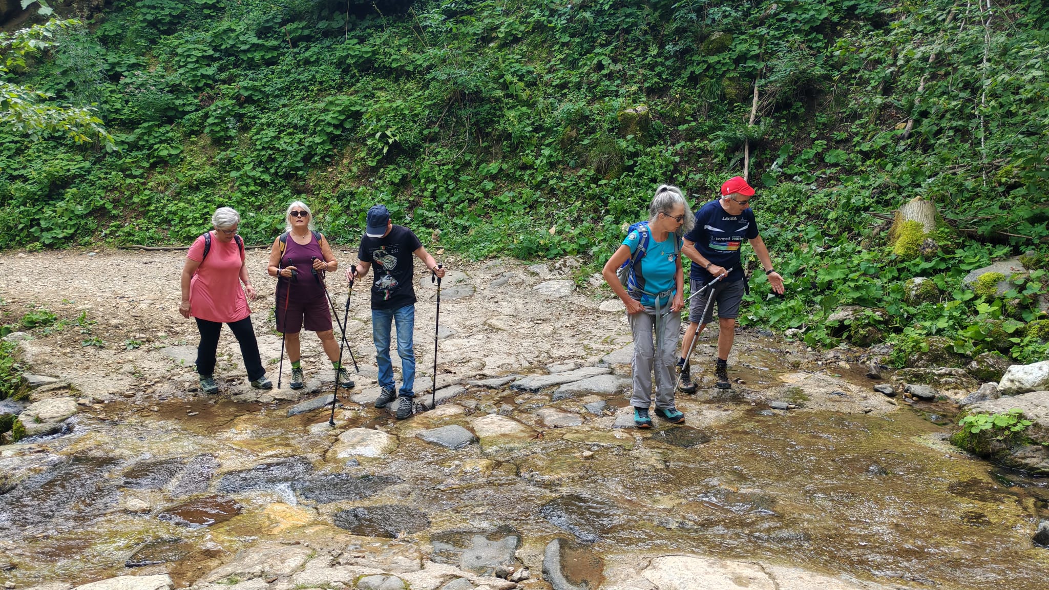 I soci del CISV attraversano insieme un tratto di sentiero bagnato da un corso d’acqua, tra le rocce del Monte Pasubio e le Basse Dolomiti, immersi nella natura e nell’avventura.